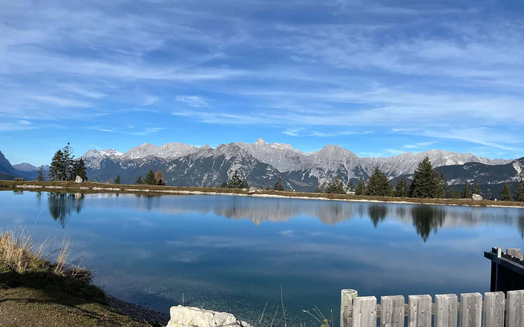 Ruhiger Bergsee als Symbol für klare Orientierung bei Bestattungskosten