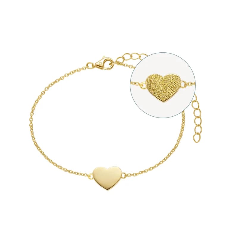 Goldener Anhänger mit gravierter Oberfläche an einer Kette