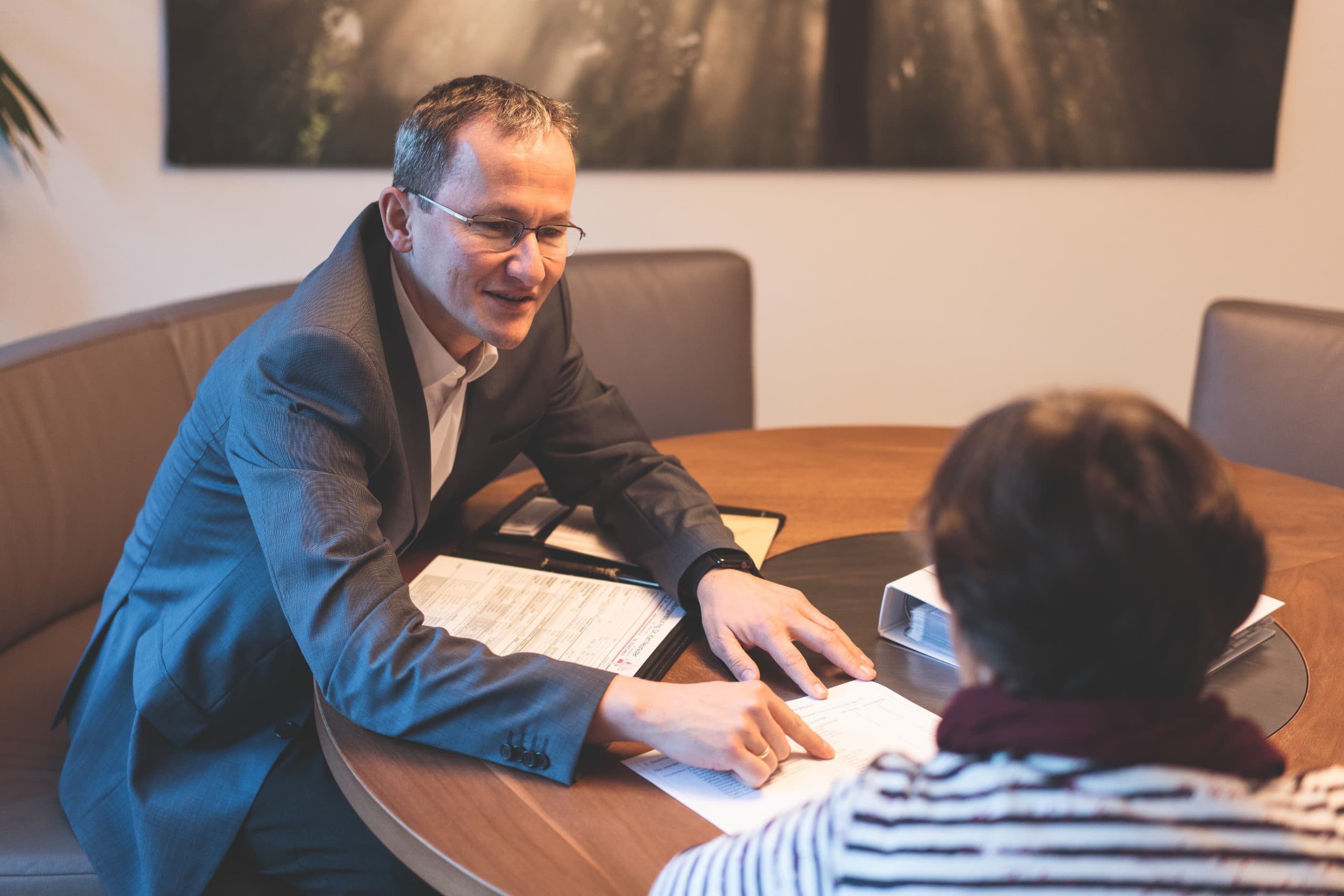 Beratungsgespräch am Tisch im Bestattungsinstitut Neurauter in Zirl