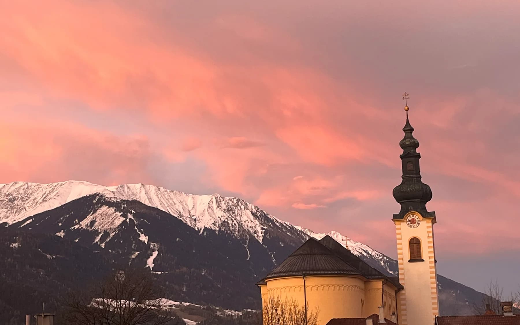 Pfarrkirche Zirl – Ort für Trauerfeiern in Zirl und Innsbruck-Land