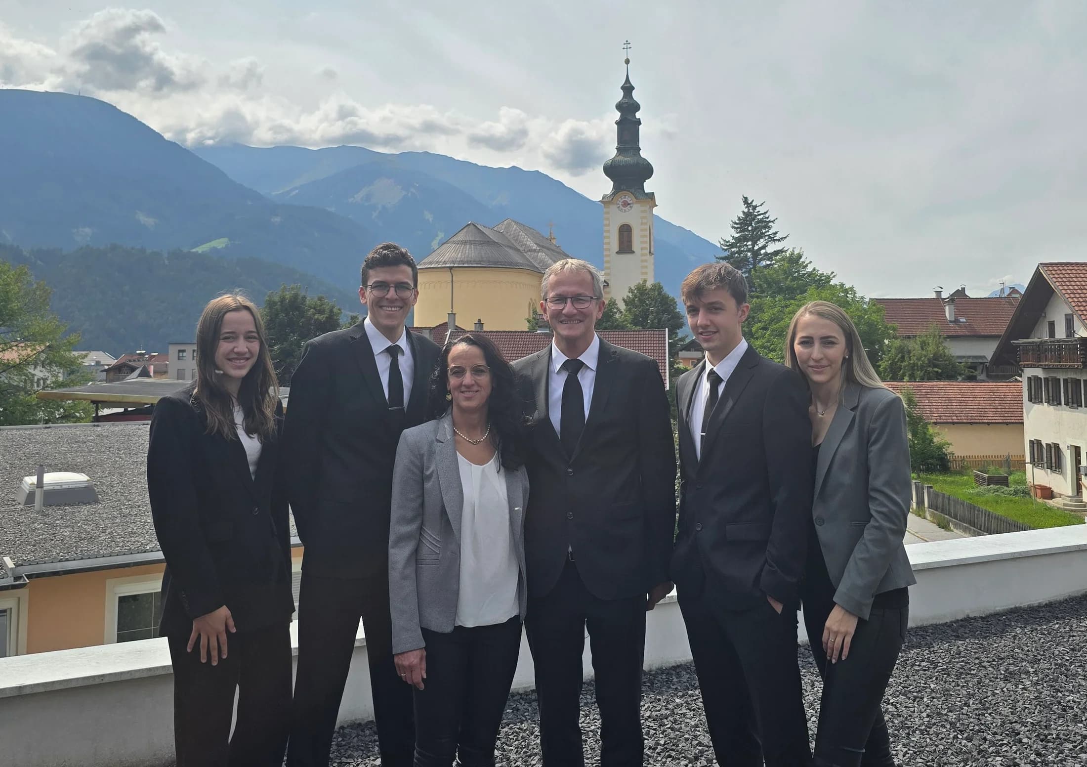 Team Bestattungsinstitut Neurauter vor der Pfarrkirche Zirl