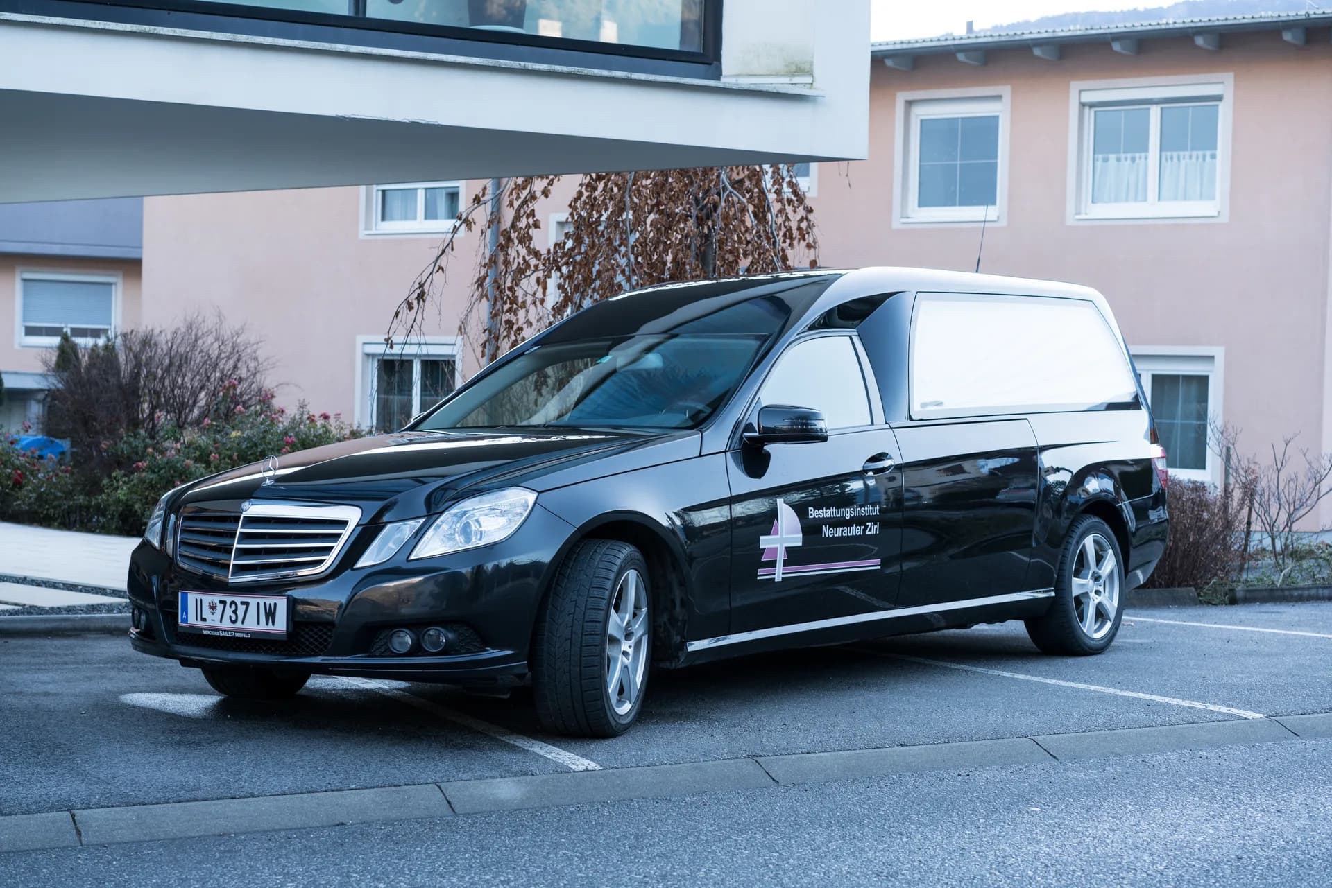 Bestattungsfahrzeug für Überführungen im In- und Ausland