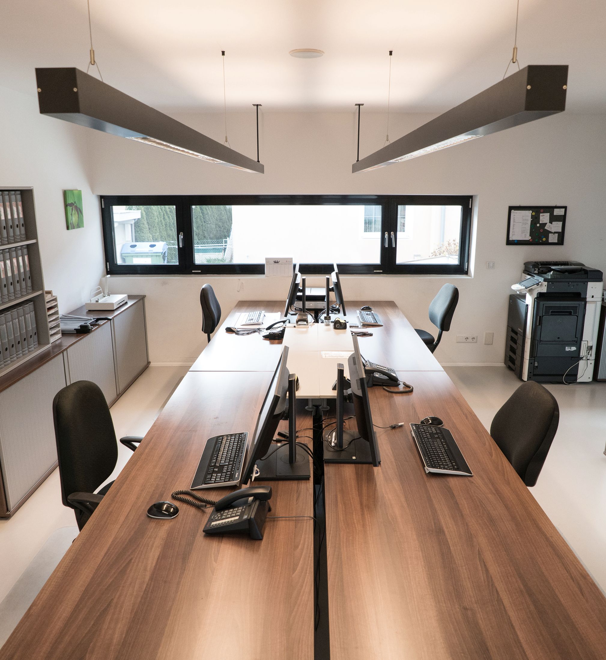 Großräumiges Büro für vier Mitarbeiter