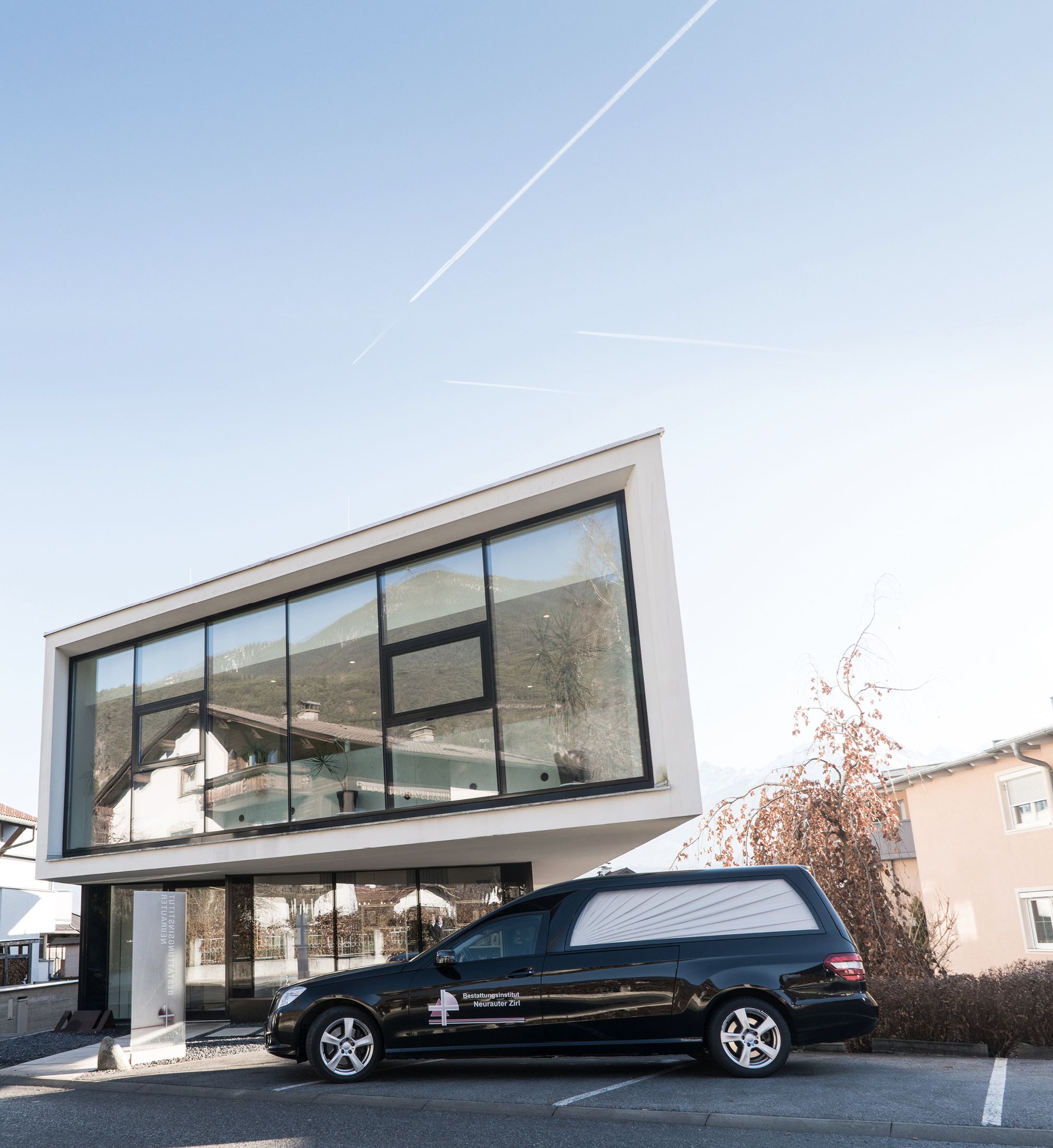 Gebäude des Bestattungsinstituts, Eingangsbereich und Parkplatz